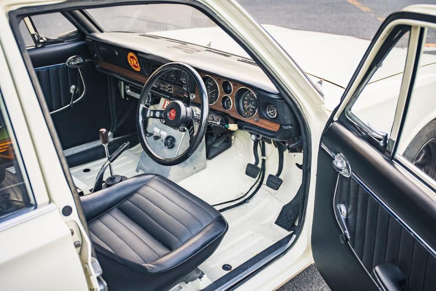 Интерьер Nissan Skyline 2000GT-R Sedan (PGC10) 1969 года  (фото 10 из 26)